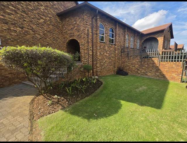 2 BEDROOM TOWNHOUSE FOR SALE IN ALBEMARLE